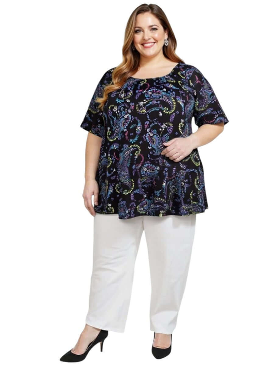 Estela Top - Black Print worn by a curvy plus-size woman, showcasing its flattering and comfortable fit.